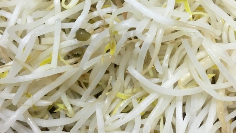 绿豆凉粉,绿豆芽洗净焯熟,沥干,晾凉