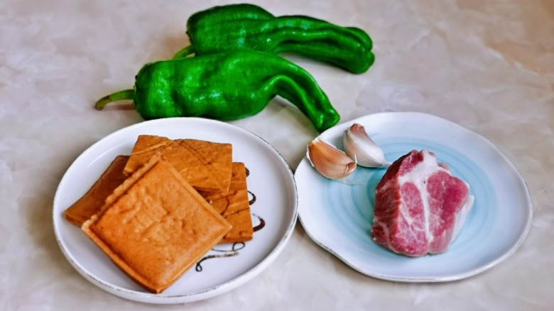 青椒炒香干,准备食材,<a style='color:red;display:inline-block;' href='/shicai/ 414'>猪肉</a>洗干净切丝。