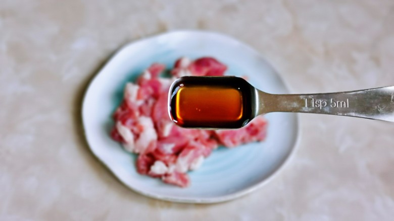 青椒炒香干,切好的猪肉放入盘中,加入<a style='color:red;display:inline-block;' href='/shicai/ 718'>料酒</a>。