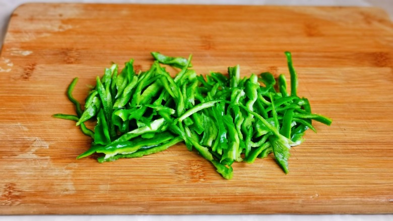 青椒炒香干,<a style='color:red;display:inline-block;' href='/shicai/ 61'>青椒</a>洗干净去根去籽,再切丝。