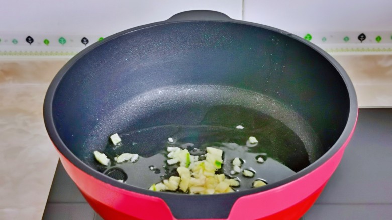 青椒炒香干,起油锅,加入蒜末煸炒出香味。