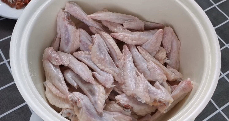 香辣鸡翅尖,清洗干净的翅尖沥干水分,装入锅里