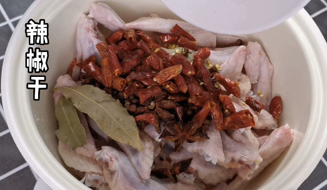 香辣鸡翅尖,加入辣椒干和八角,八角盖住了看不见。要是不吃麻的不放也行