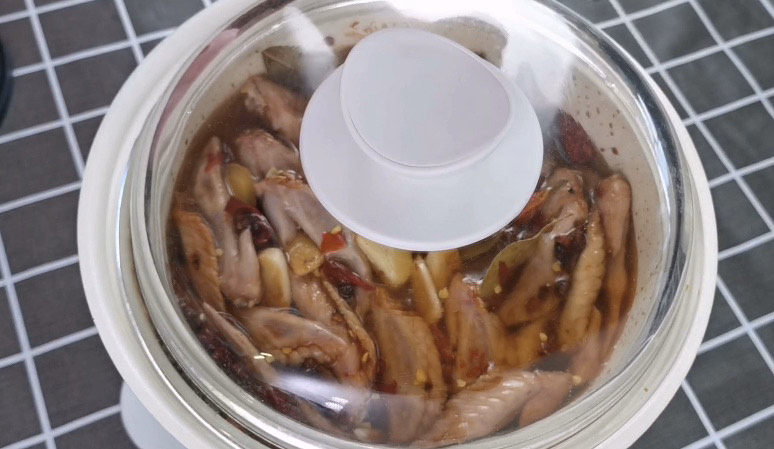 香辣鸡翅尖,盖上盖,大火烧开,转小火焖半个小时就可以了