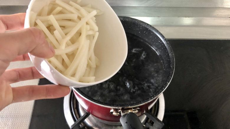 青椒炒香干,坐锅烧水,水开下笋丝烫煮一分钟