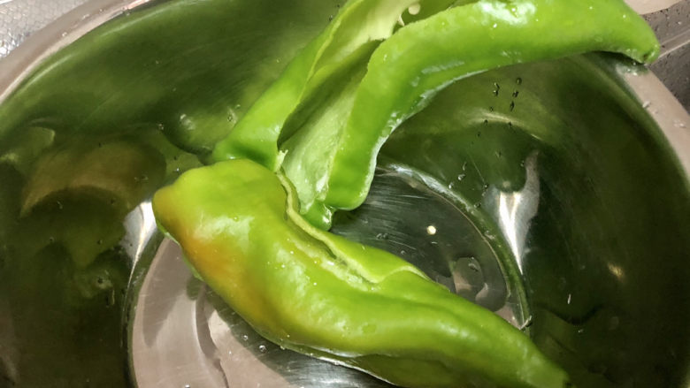 青椒炒香干,青椒去蒂去籽(怕辣的宝宝记得去筋),清洗备用