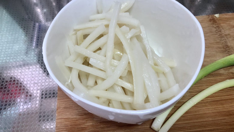 青椒炒香干,笋丝150g,淘洗备用
