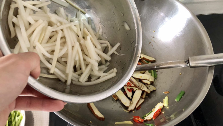 青椒炒香干,下笋丝,中火翻炒半分钟