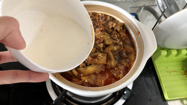 肉末粉丝煲➕肉末茄子粉丝煲,淋两汤匙水淀粉,中火收汁,因为阿晨喜欢用这个汤汁浇在饭上吃,所以留的汤汁比较多。