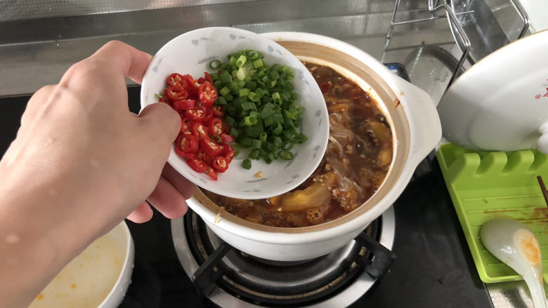 肉末粉丝煲➕肉末茄子粉丝煲,最后撒上葱末小米辣,即可上桌享用