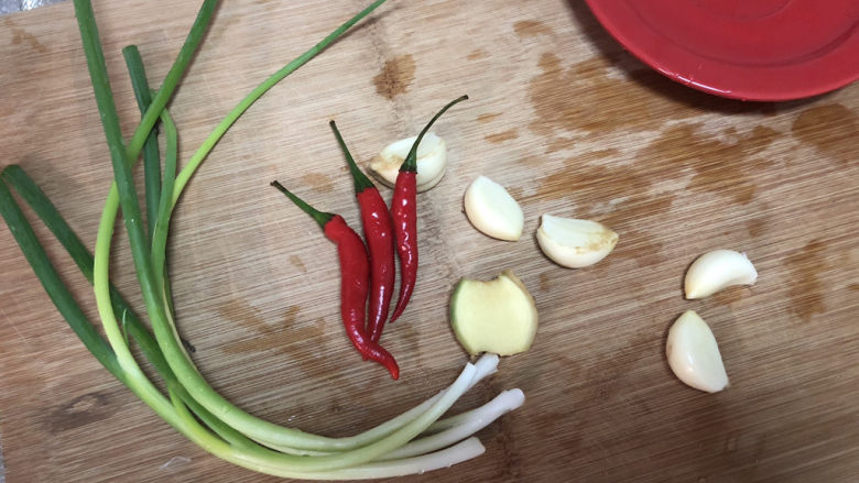 肉末粉丝煲➕肉末茄子粉丝煲,小葱择好洗净,蒜剥皮,姜搓洗干净,小米辣洗净
