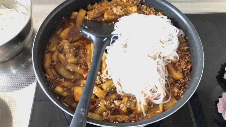 肉末粉丝煲➕肉末茄子粉丝煲,煮开后,加入绿豆粉丝