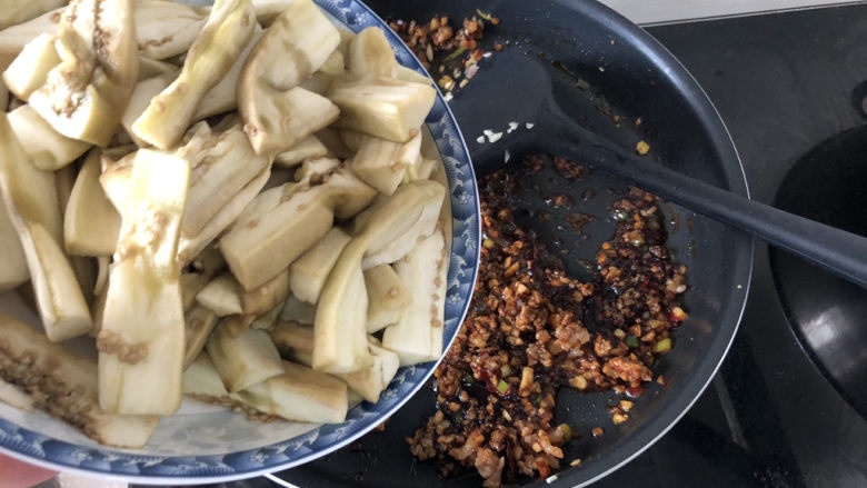 肉末粉丝煲➕肉末茄子粉丝煲,加入茄条,翻炒均匀