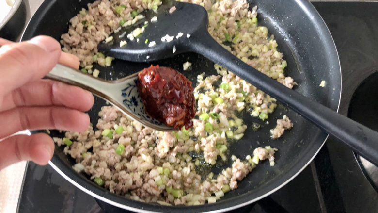 肉末粉丝煲➕肉末茄子粉丝煲,食材推到一边,加入一汤匙<a style='color:red;display:inline-block;' href='/shicai/ 46964'>郫县豆瓣酱</a>,小火煸炒出红油,翻炒均匀