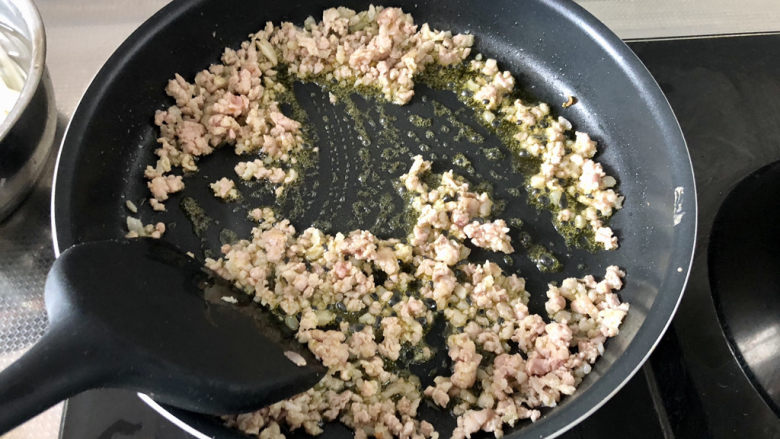 肉末粉丝煲➕肉末茄子粉丝煲,热锅冷油,下牛肉末,中小火炒干水分,煸炒出油