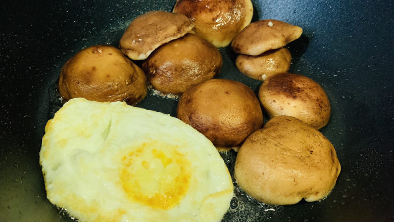 香菇炖豆腐,鸡蛋一面煎黄,翻一面,同时放入香菇