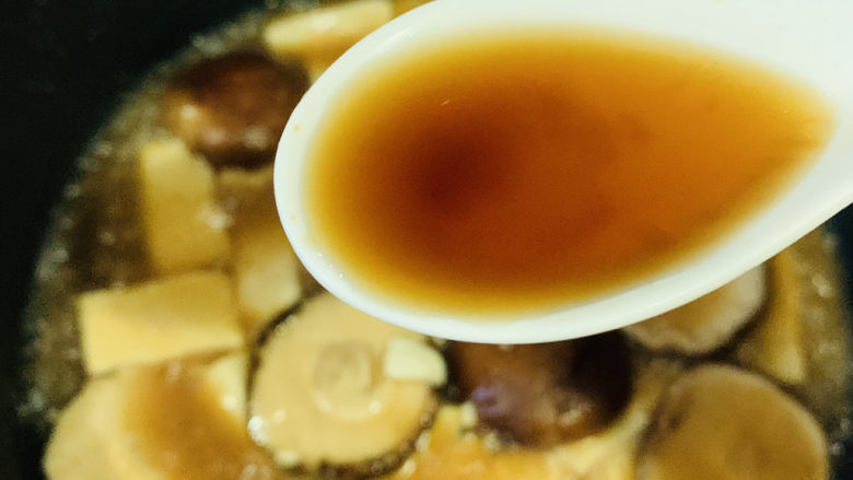 香菇炖豆腐,加<a style='color:red;display:inline-block;' href='/shicai/ 718'>料酒</a>,翻拌