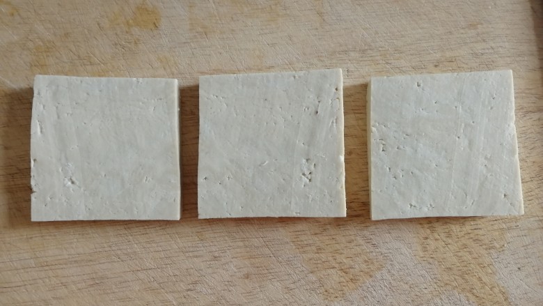 青椒炒香干,香干温水泡两分钟,切成3片。
