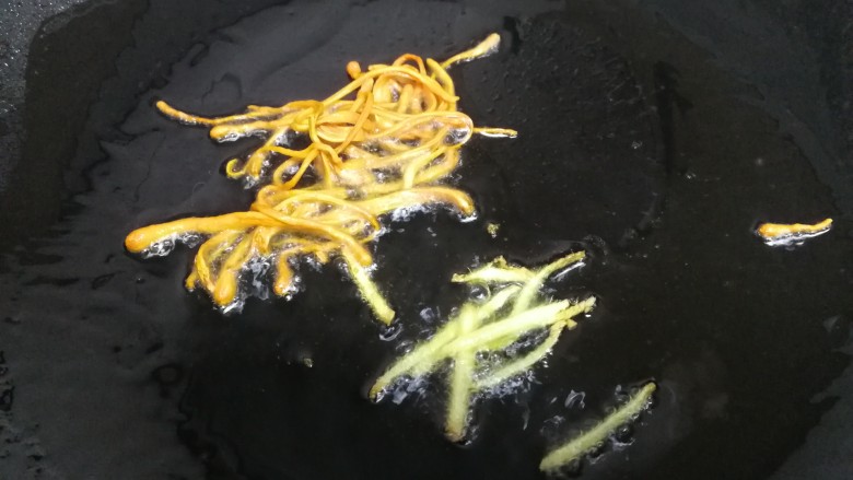 青椒炒香干,放入泡发好虫草菇,小火炒香。