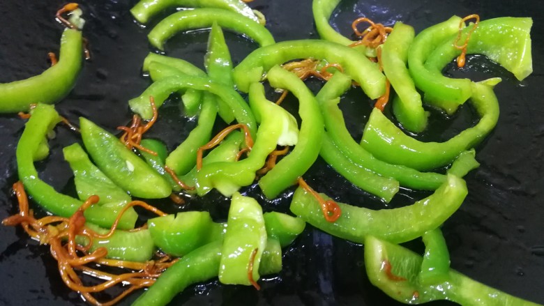 青椒炒香干,先给青椒入个味,文火炒匀。