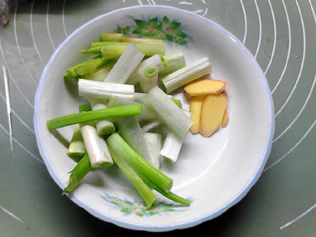 老鸭煲,大葱洗净,切成段,姜洗净,切片,备用。