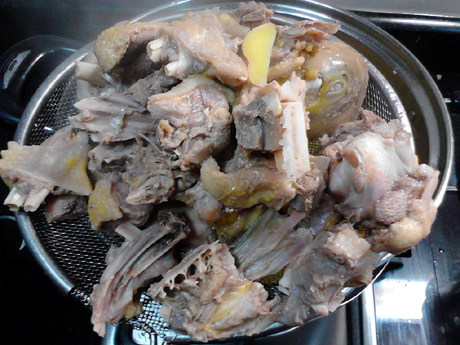 老鸭煲,待血沫出尽,捞出鸭肉,备用。