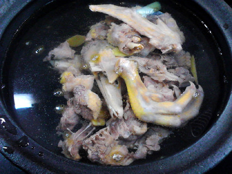 老鸭煲,将焯过水的鸭肉放入砂锅中,另行加入适量清水,