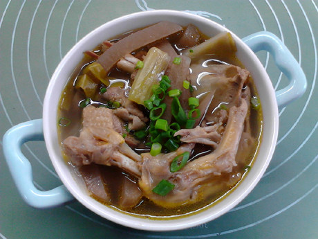 老鸭煲,出锅,撒少许葱花,趁热食用。
