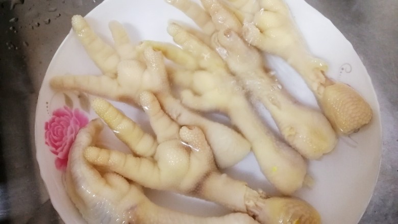 无骨鸡爪,捞出冷水冲洗,去掉表面胶质。