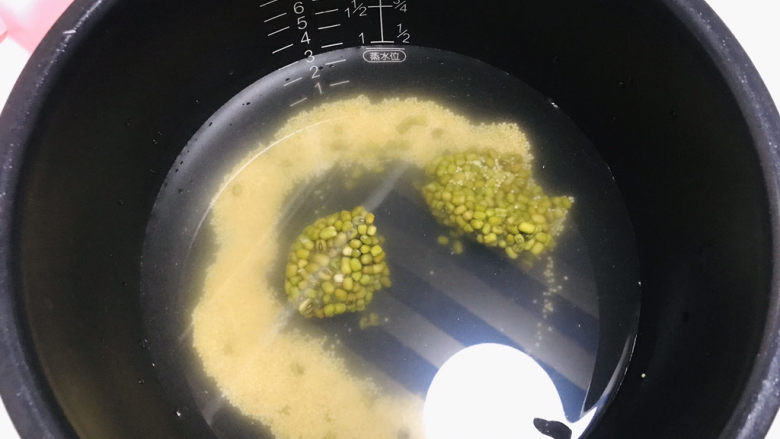 绿豆小米粥,加3人份的清水,我家电饭锅内胆的刻度刚好在3的位置;