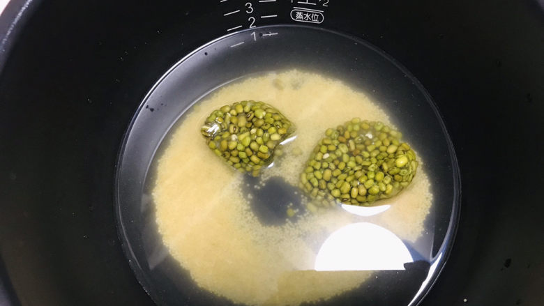 绿豆小米粥,放进电饭锅内胆里;