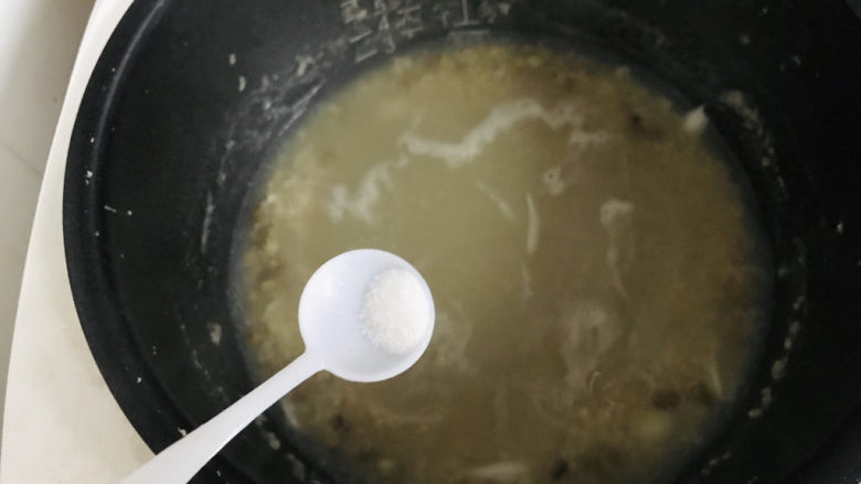 绿豆小米粥,再放点儿盐搅匀;