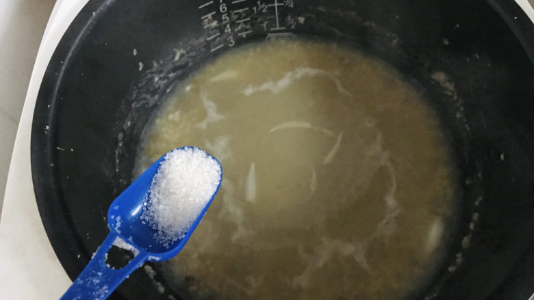 绿豆小米粥,盛出前,放一点儿白糖;