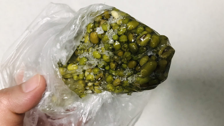 绿豆小米粥,取出已经冻成冰的绿豆;