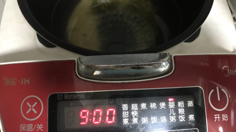 绿豆小米粥,盖上锅盖,按下煮粥键,预约合适的时间;