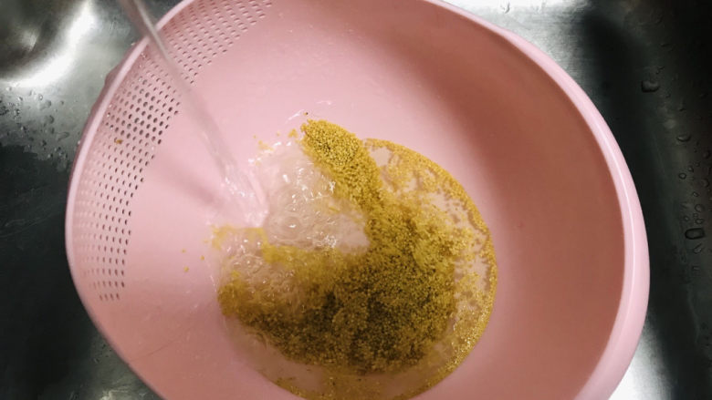 绿豆小米粥,晚上睡觉前,淘洗小米;