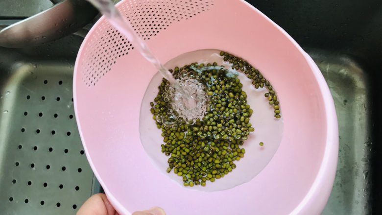 绿豆小米粥,清洗绿豆;