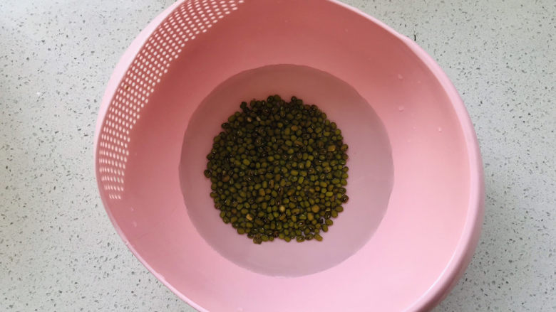 绿豆小米粥,洗干净后,加清水常温泡绿豆;