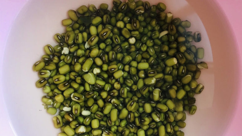 绿豆小米粥,3-4小时后,绿豆涨大;