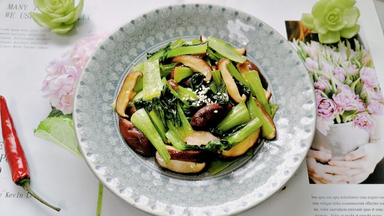 香菇炒青菜,拍上成品图，一道清爽又美味的香菇炒青菜就完成了。