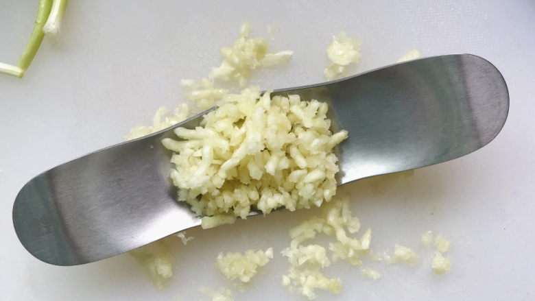 秋葵炒虾仁,焯秋葵的时候,用压蒜器把蒜瓣压成蒜末;
