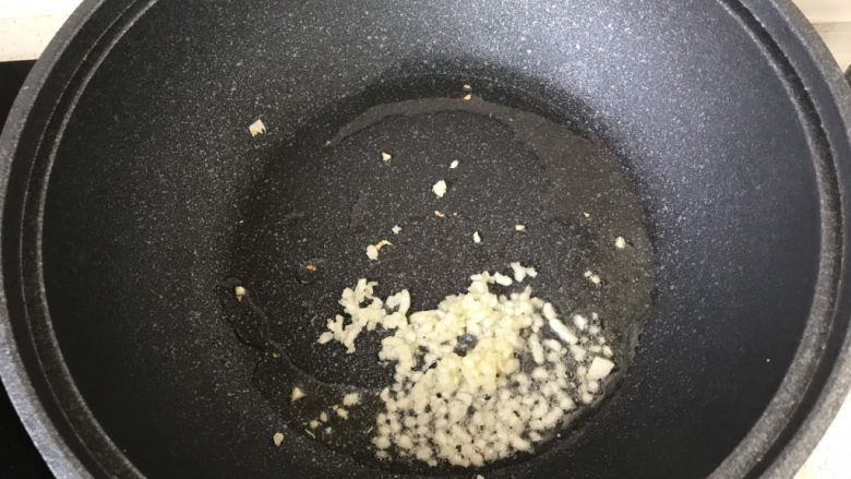 秋葵炒虾仁,起锅烧油放入蒜末,炒出蒜香味儿;
