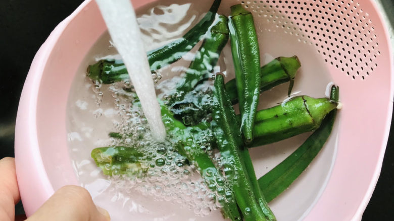 秋葵炒虾仁,捞出焯好的秋葵,用冷水冲泡;