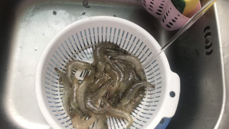 秋葵炒虾仁,先准备虾,剥下虾皮,去掉虾线和线肠