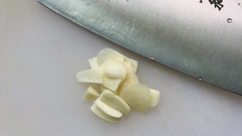 青椒炒香干,蒜瓣切成片;