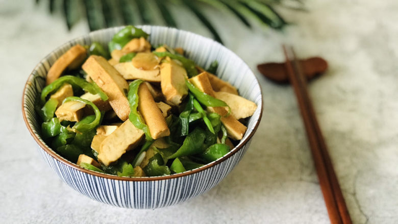 青椒炒香干,虽然是一道素菜,但它营养价值媲美青椒炒肉片,味道更是不在话下。