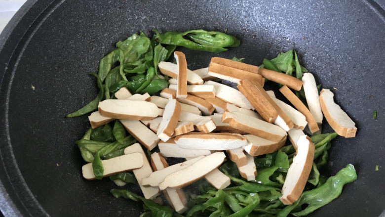 青椒炒香干,放入香干翻炒;