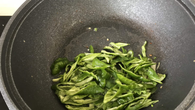 青椒炒香干,放入青椒丝;