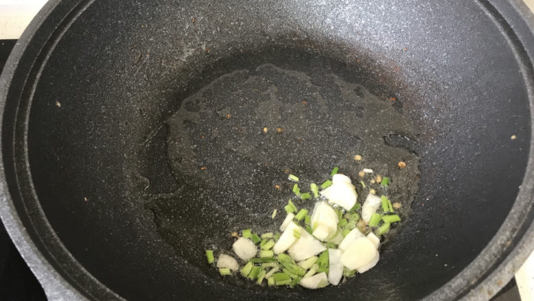 青椒炒香干,起锅烧油,放入葱白和蒜片炒香,能吃辣的可以再放点儿小米椒;