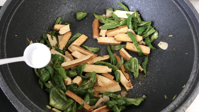 青椒炒香干,再加点盐调味;